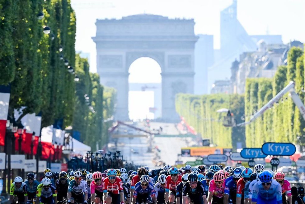 Archivo - El pelotón del Tour de Francia, a su paso por los parisinos Campos Elíseos.