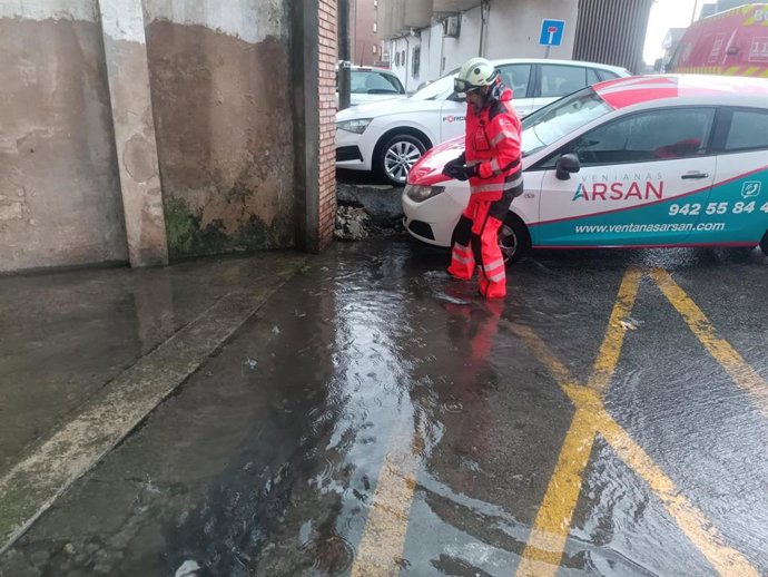 Un bombero interviene en una inundación de garaje en Cayón