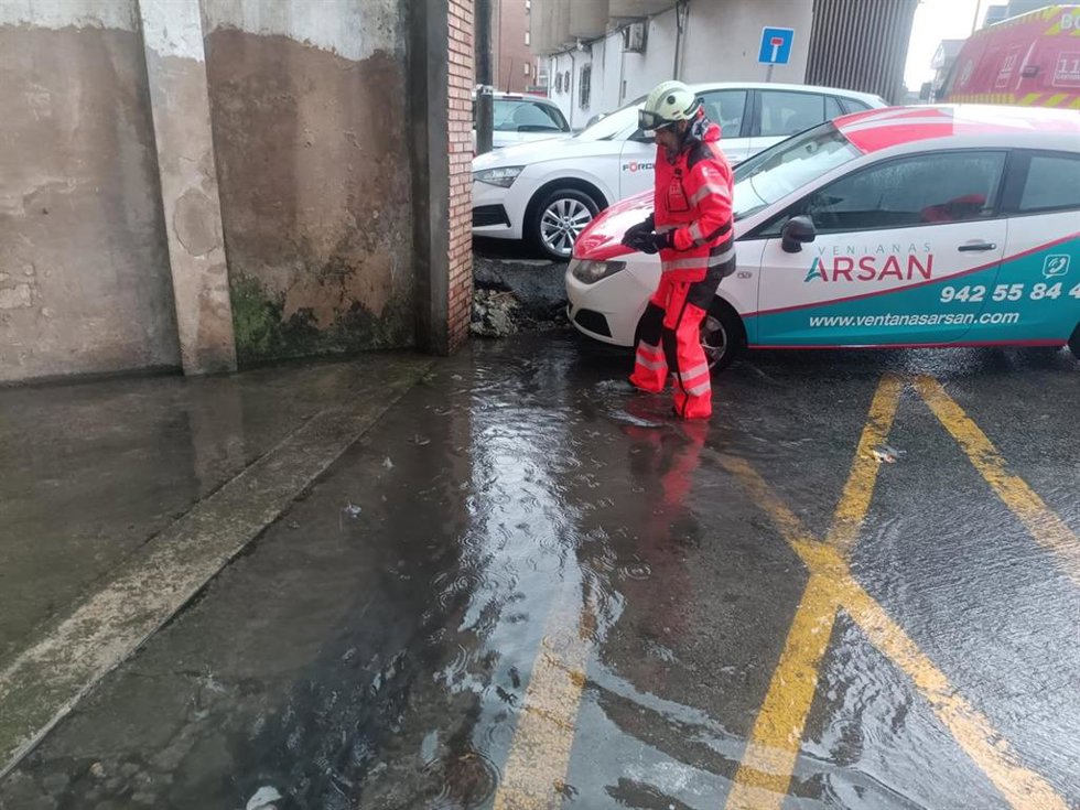 Un bombero interviene en una inundación de garaje en Cayón