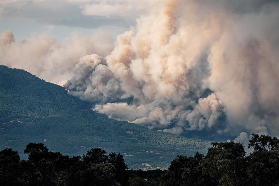 Vista del incendio desde el valle del Tiétar, a 25 de julio de 2026, en Ávila, Castilla y León (España)