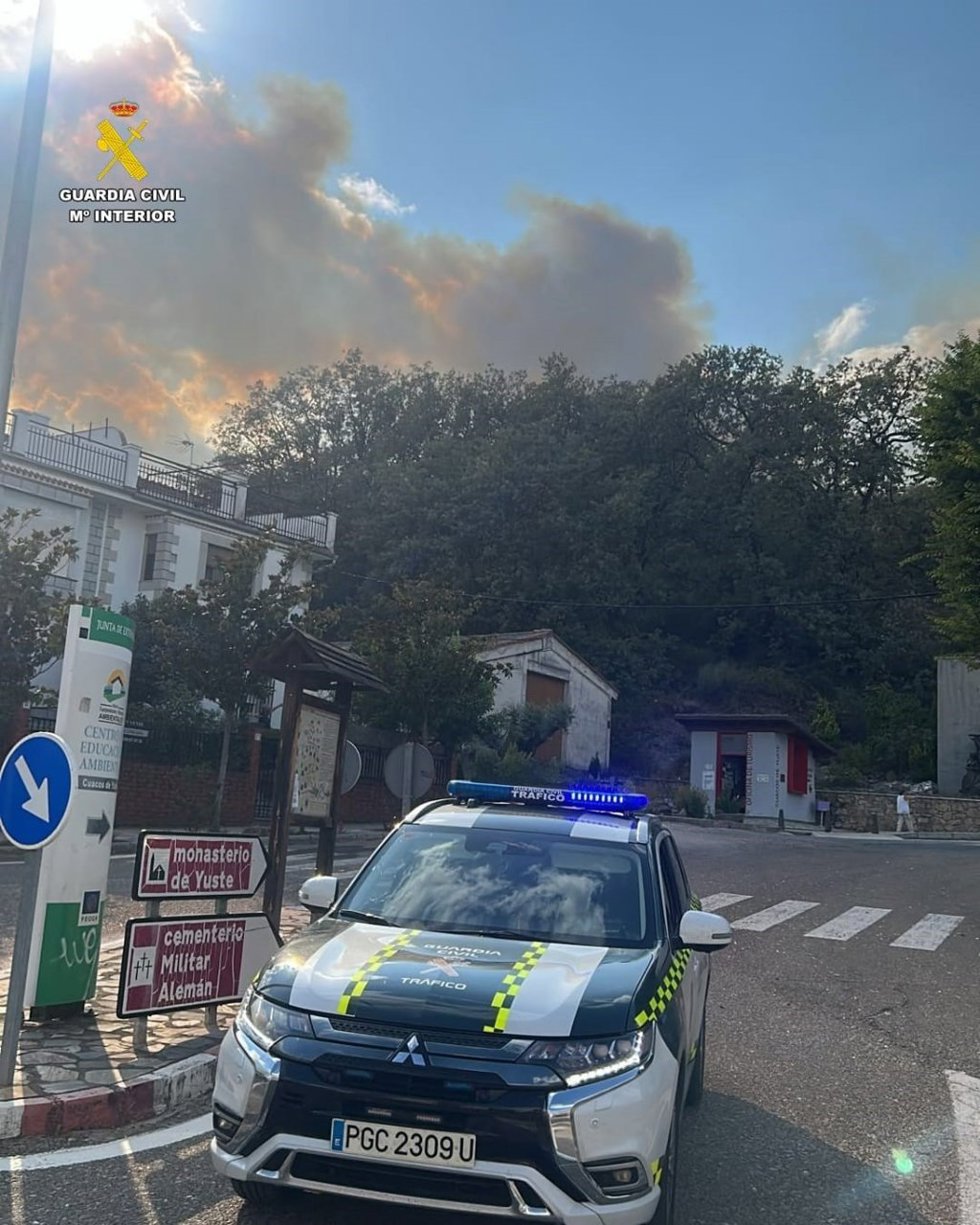 Agentes de la Guardia Civil colaboran en la extinción de un incendio declarado en Cuacos de Yuste (Cáceres).