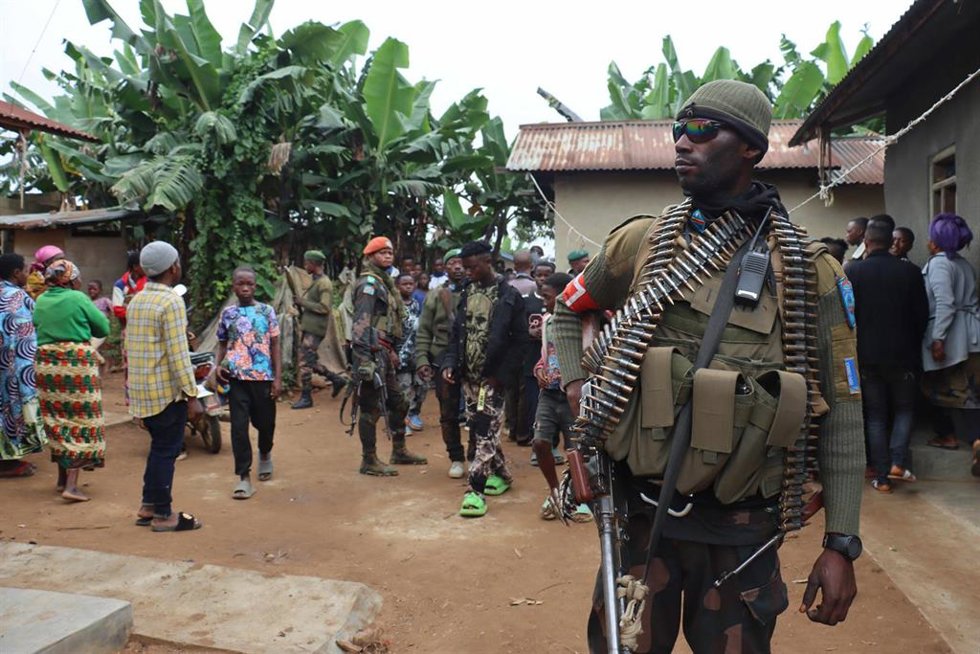 Archivo - Imagen de archivo de un militar congoleño tras un ataque de las milicias ADF en Kivu Norte 