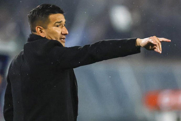 Futbol, Colo Colo vs Deportes Limache. Fecha 16, Liga de Primera 2026. El entrenador de Deportes Limache Victor Rivero es fotografiado durante el partido de la Liga de Primera contra Colo Colo disputado en el estadio Monumental de Santiago,