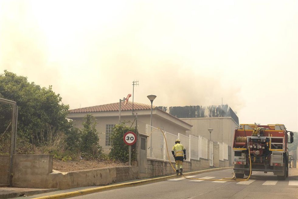 Bomberos de Castellón trabajan desde la mañana de este sábado en las labores de control de un incendio de vegetación declarado en el término municipal de la Vall d'Uixó.