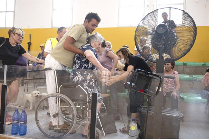 Población de la Vilavella desalojada en el polideportivo de Nules, a 25 de julio de 2026, en Nules, Castellón, Comunidad Valenciana (España). Bomberos de Castellón trabajan desde la mañana de este sábado en las labores de control de un incendio de vegetac