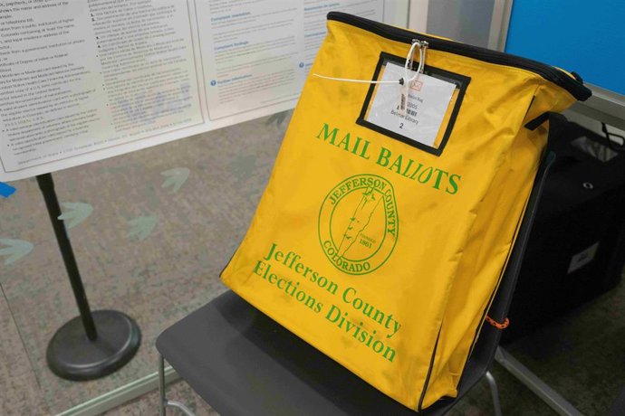 Bolsa con votos por correo durante elecciones en Estados Unidos (imagen de archivo) 