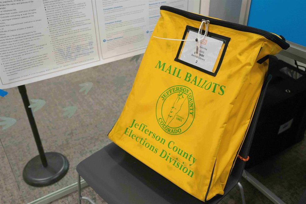 Bolsa con votos por correo durante elecciones en Estados Unidos (imagen de archivo)