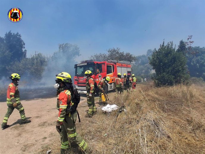 Bomberos en el incendio en Manises (Valencia)