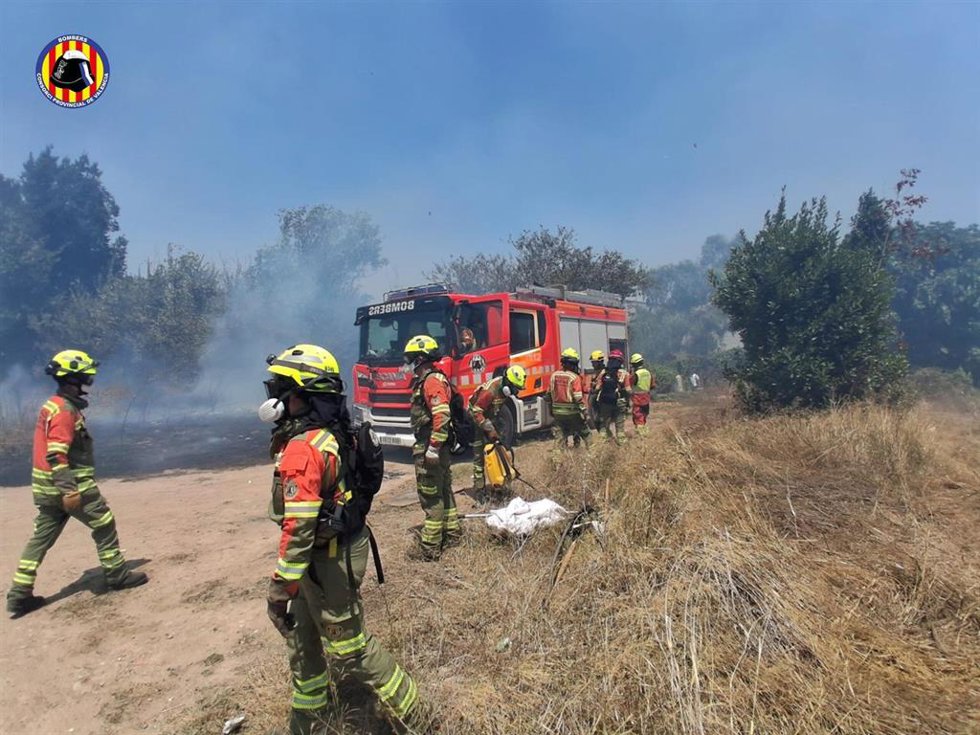 Bomberos en el incendio en Manises (Valencia)