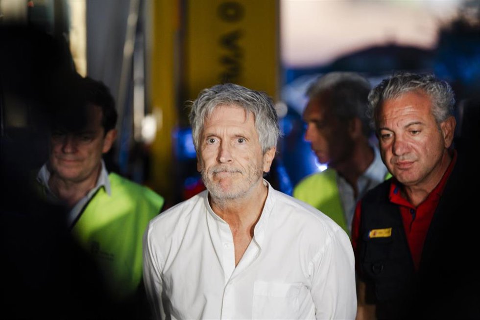 El ministro del Interior, Fernando Grande Marlaska, atiende a los medios de comunicación, en el Puesto de Mando Avanzado, a 25 de julio de 2026, en Navaluenga, Ávila, Castilla y León (España)