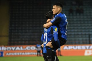Futbol, Huachipato vs Cobresal Decimosexta fecha, campeonato Nacional 2026. El jugador de Huachipato Rafael Caroca, centro, celebra con sus compañeros su gol contra Cobresal durante el partido de primera division disputado en el estadio CAP de