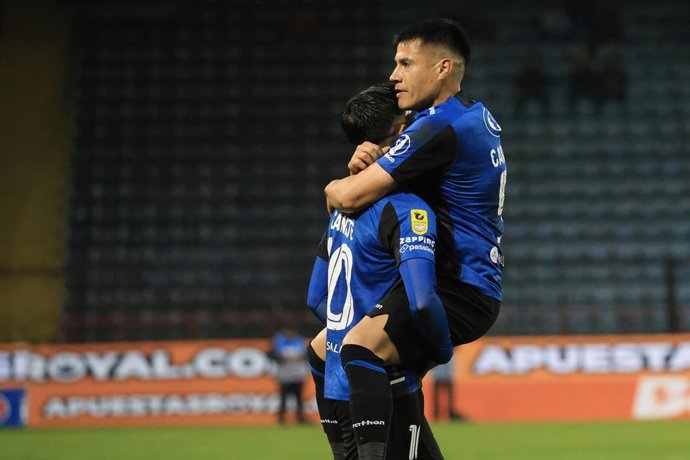 Futbol, Huachipato vs Cobresal Decimosexta fecha, campeonato Nacional 2026. El jugador de Huachipato Rafael Caroca, centro, celebra con sus compañeros su gol contra Cobresal durante el partido de primera division disputado en el estadio CAP de