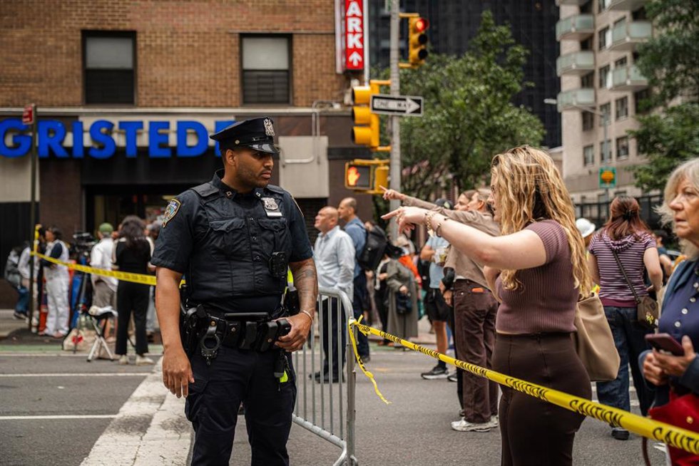 Archivo - Un policía del Departamento Policial de Nueva York (NYPD)