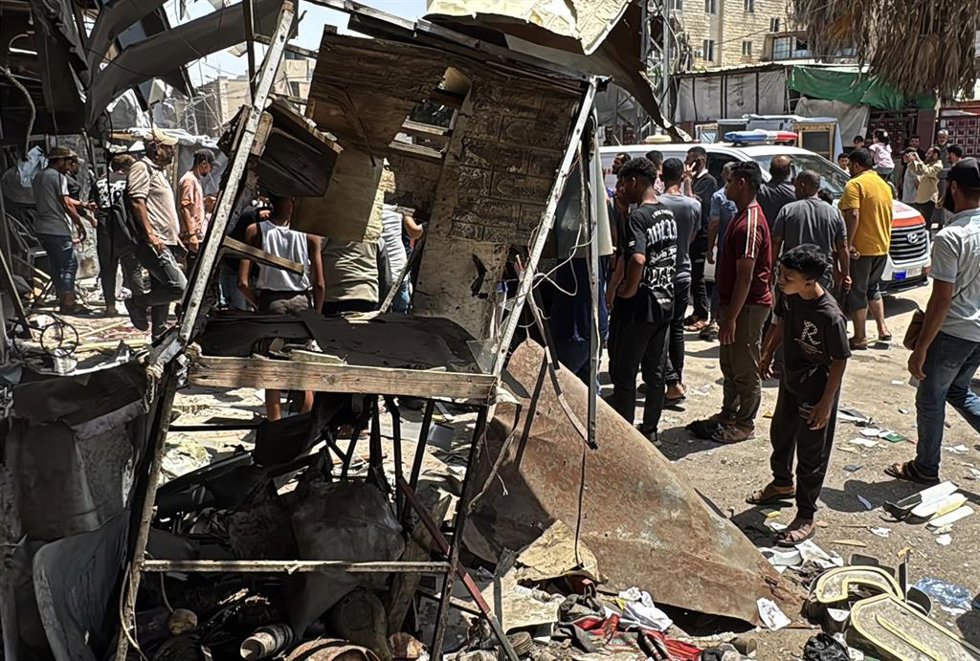Archivo - Los palestinos se concentran en el lugar donde se ha producido un ataque aéreo israelí, cerca de la entrada del Hospital de los Mártires de Al Aqsa, en Deir al Balah, en el centro de la Franja de Gaza, mientras los equipos de ambulancias evacuan