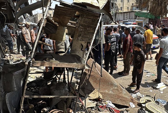 25 de julho de 2026, Deir Al-Balah, Gaza, Território Palestino: Palestinos se reúnem no local de um ataque aéreo israelense próximo à entrada do Hospital dos Mártires de Al-Aqsa, em Deir Al-Balah, na região central da Faixa de Gaza, enquanto equipes de am