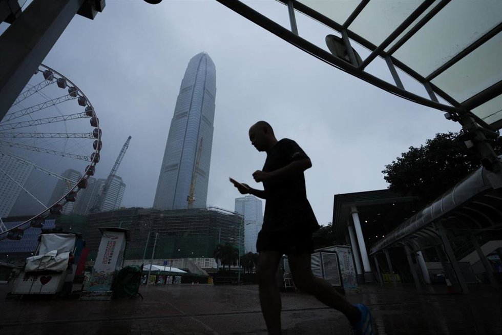 Un hombre camina por una calle de Hong Kong, en el sur de China, el 26 de julio de 2026