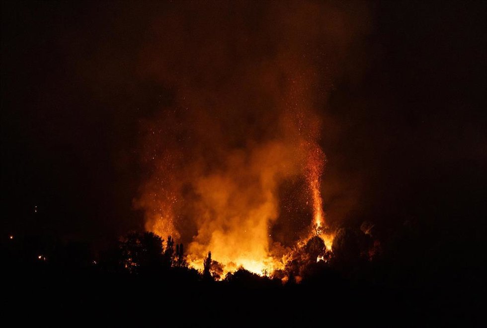 Vista nocturna del incendio, a 25 de julio de 2026, en San Martín de Valdeiglesias, Madrid (España). Durante la noche ha beneficiado el cambio de condiciones meteorológicas, con menos viento, mayor humedad y menos temperatura, aunque el fuego sigue activo