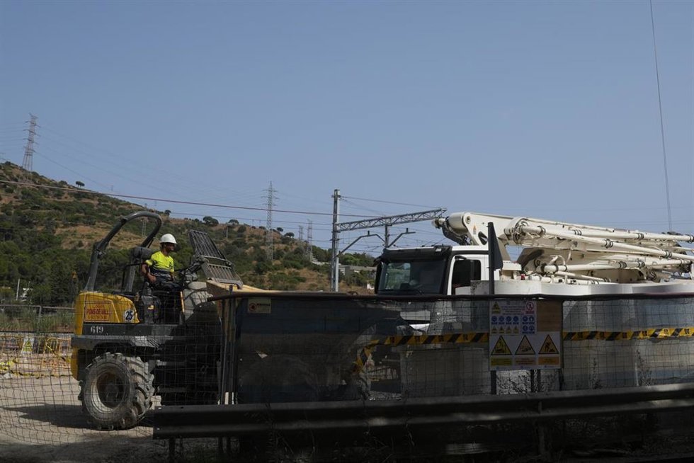 Obras para reparar el socavón, a 24 de julio de 2026, en Barcelona, Catalunya (España). 