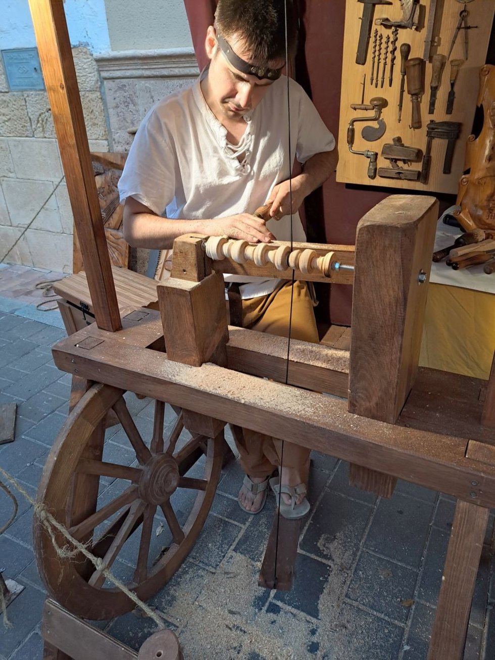 Aitor en el torno da forma a la madera.