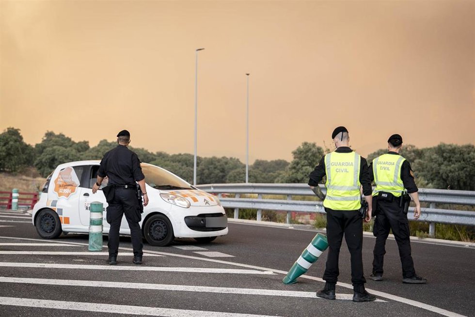 Carretera cortada, a 2 de julio de 2026, en Chapinería, Madrid (España). Los incendios que afectan a la Comunidad de Madrid siguen avanzando sin control y se han unido en un solo foco, mientras que en Ávila el incendio de Burgohondo avanza también sin con