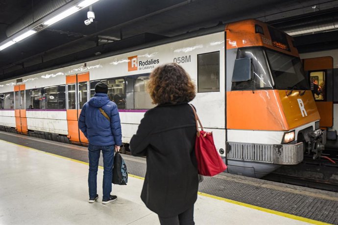 Archivo - Arxiu - Viatgers agafen un tren de Rodalies, a l'estació de Sants de Barcelona