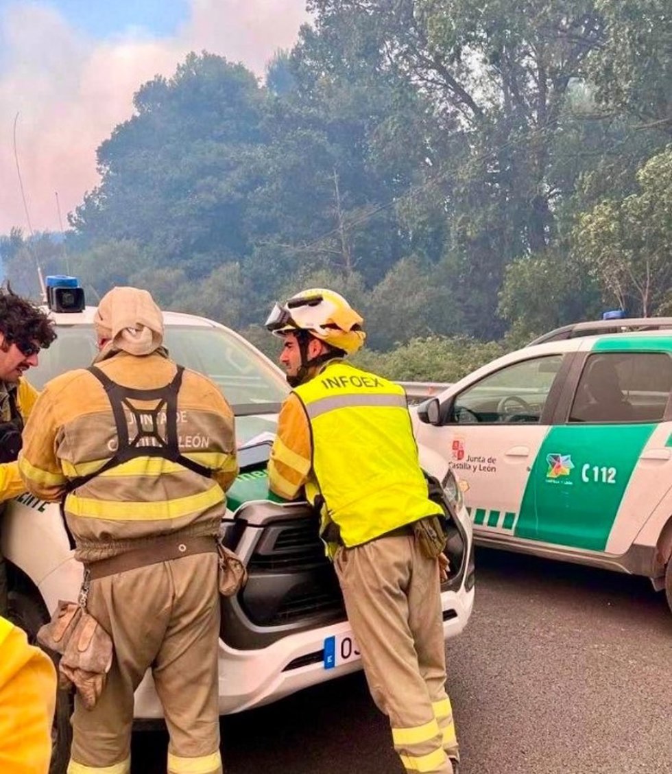 Bombero forestal del Infoex junto a otro de la Junta de Castilla y León.