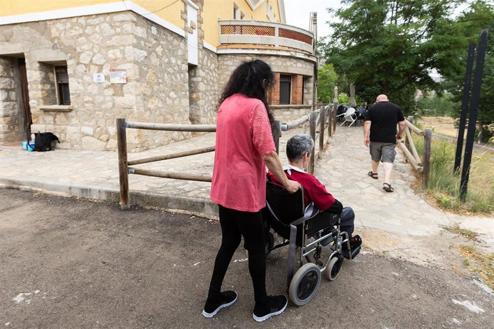 Varias personas desalojadas, a 21 de julio de 2026, en Ejulve, Teruel, Aragón (España). El incendio declarado la tarde del lunes, 20 de julio, en Ejulve, quedó estabilizado a los pocos días, pero el viernes se reavivó y obligó a nuevos desalojos. 