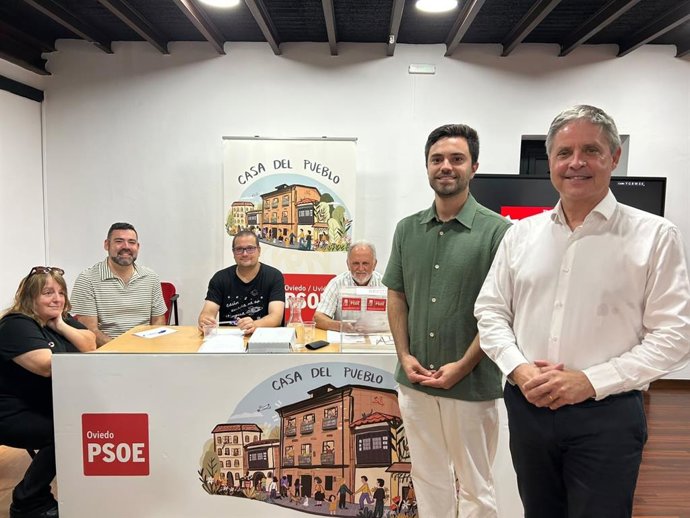 Sergio Llera Suárez y Enrique Rodríguez Nuño en la Casa del Pueblo de Oviedo.