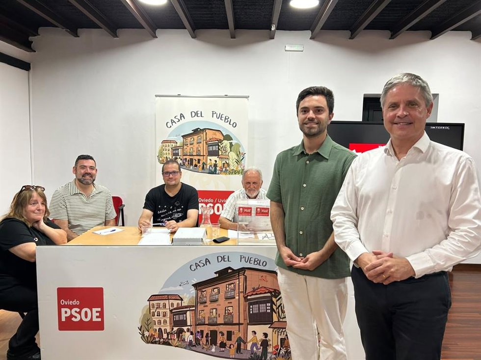 Sergio Llera Suárez y Enrique Rodríguez Nuño en la Casa del Pueblo de Oviedo.
