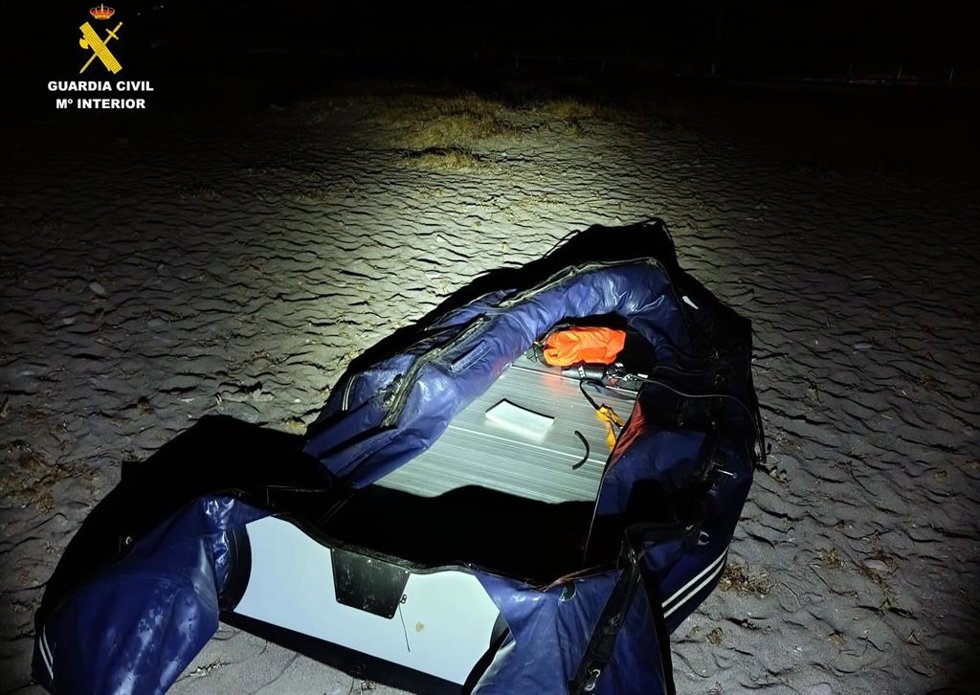 Una de las embarcaciones intervenidas por los agentes en una playa de Níjar