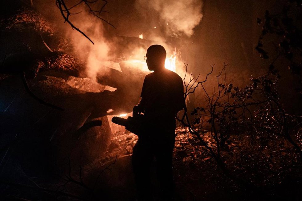 Una persona trabaja en las labores de extinción del incendio forestal, a 26 de julio de 2026, en La Adrada, Ávila, Castilla y León (España).