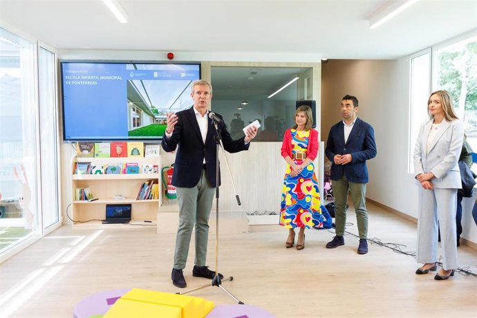 Archivo - El presidente de la Xunta, Alfonso Rueda, acompañado de la conselleira de Política Social e Igualdade, Fabiola García, inaugura la nueva escuela infantil de Ponteares (Pontevedra)