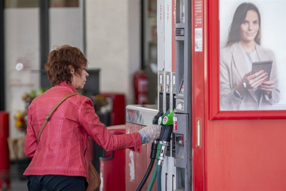 Archivo - Una mujer reposta en una gasolinera CEPSA de Avenida de Portugal en Móstoles, a 5 de abril de 2023, en Madrid (España).