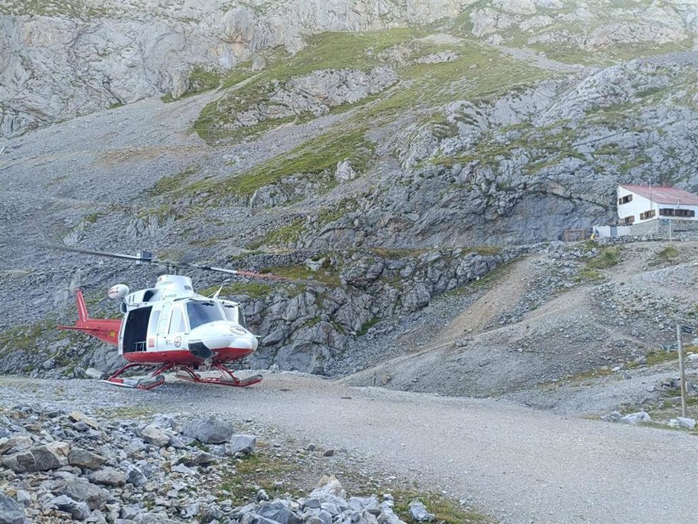 El helicóptero evacua a un montañero de Valladolid indispuesto del Casetón de Andara donde pasó la noche
