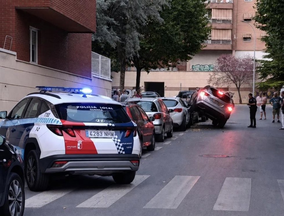 Trasladada una conductora al Hospital Universitario de Cuenca tras chocar con dos vehículos en la calle Pío Baroja