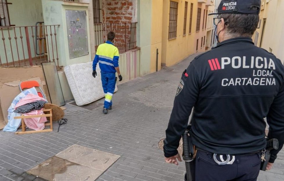 Archivo - Más de 800 personas sin hogar recibieron atención municipal en Cartagena durante 2025