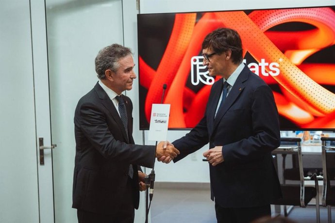 El president de la Generalitat, Salvador Illa, en la seva visita a l'empresa Relats