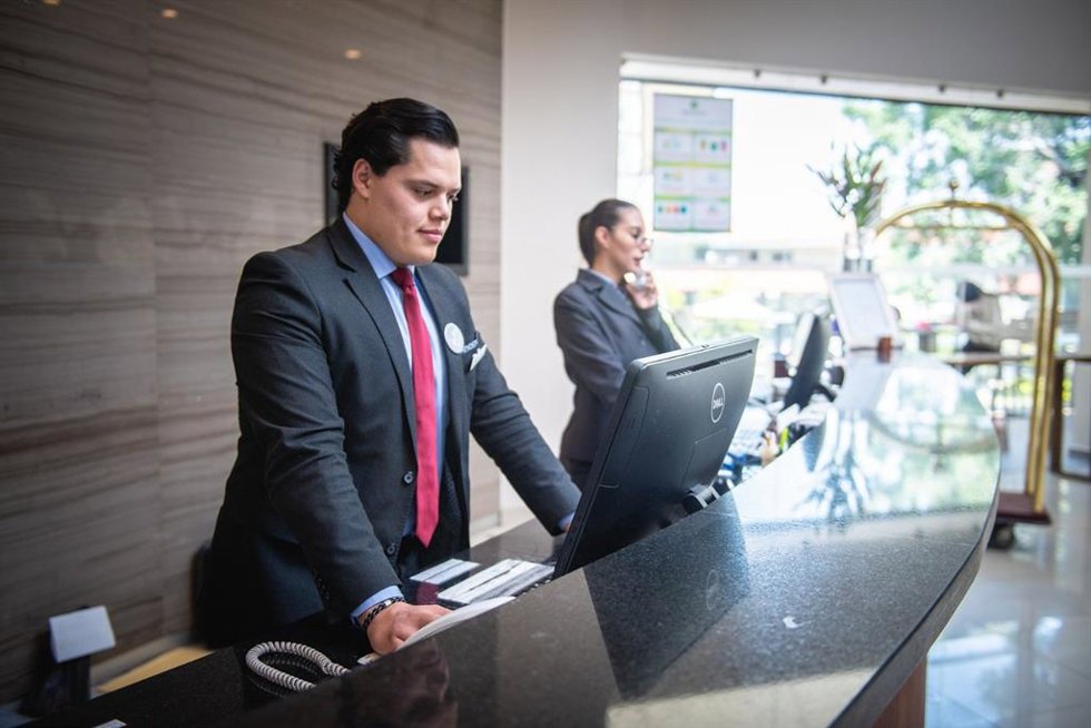 Archivo - Recepcionistas de hotel como imagen de recurso