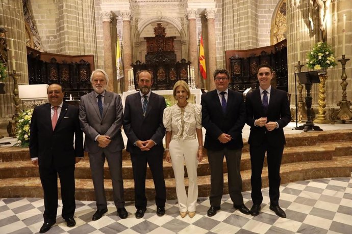 María José García-Pelayo felicita al nuevo Consejo Local de Hermandades y Cofradías presidido por Froilán Solís