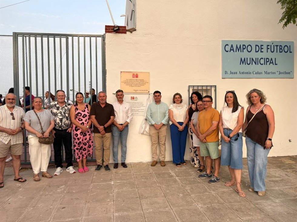 Visita a las instalaciones del campo de fútbol de Villatorres tras las obras de mejora del Ayuntamiento y la Diputación