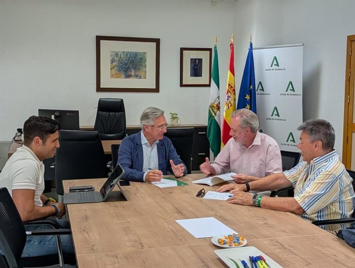 El delegado territorial en Sevilla, Miguel Ángel Araúz, mantiene una reunión de trabajo con el presidente de la Real Academia Sevillana de Ciencias, Miguel Ángel de la Rosa, para establecer las bases de una futura colaboración