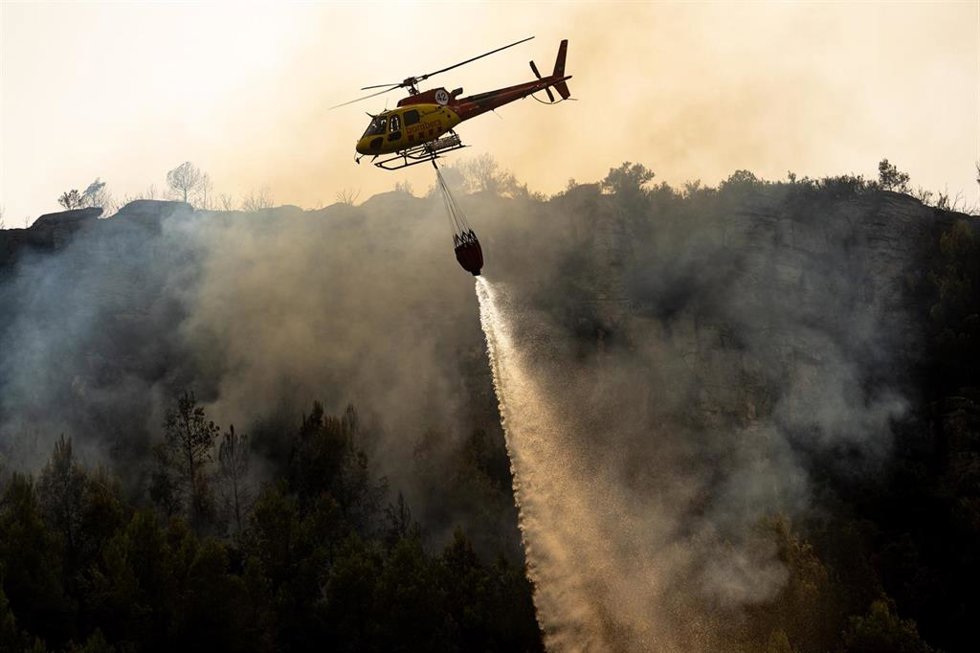 Un helicóptero durante las labores de extinción de un incendio, a 22 de julio de 2026, en Cervelló, Barcelona, Catalunya (España).