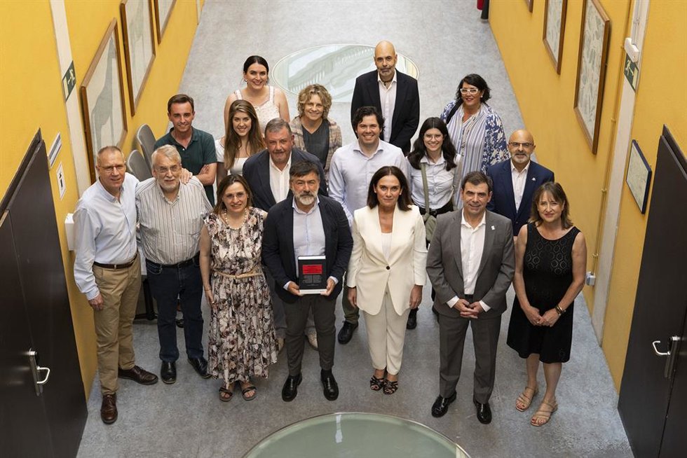 Archivo - Autores de la obra colectiva 'Cooperativas y ordenamiento complejo. La norma como acción de fomento del cooperativismo', coordinada por los catedráticos de la UPNA Rafael Lara y Arancha Pérez.