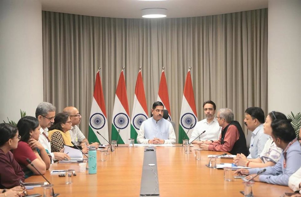 El nuevo ministro de Educación indio, Pralhad Joshi, en una reunión