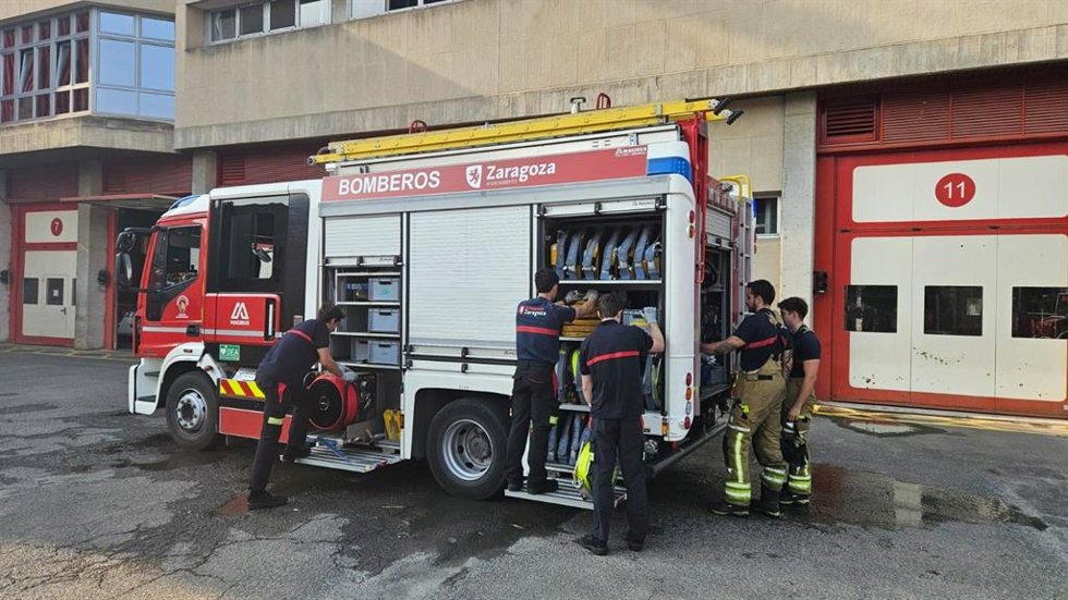 Bomberos del Ayuntamiento de Zaragoza antes de partir este domingo hacia la Comunidad de Madrid para unirse al operativo de extinción de incendios.
