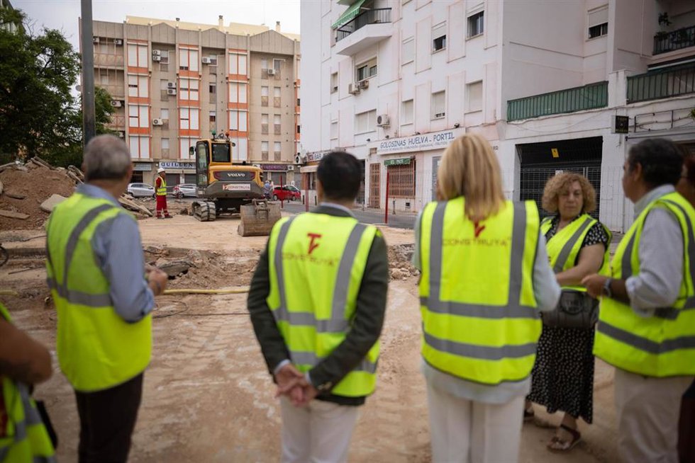 La alcaldesa de Huelva, Pilar Miranda; junto con el teniente de alcaldesa de Urbanismo y Medio Ambiente, Felipe Arias; y la concejala de Infraestructura y Servicios Públicos, Mariló Ponce; en su visita a las obras de la plaza Padre Genaro.