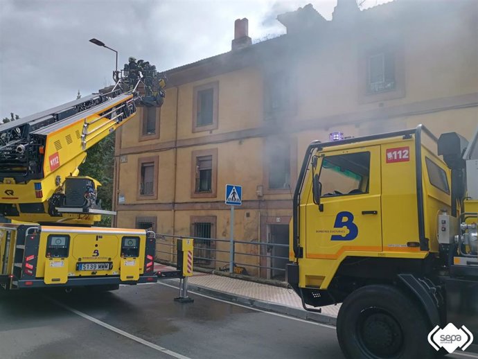 Incendio declarado en un inmueble situado en la calle Bonifacio González Carreño, en La Felguera (Langreo).