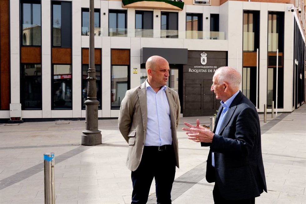 El presidente de la Diputación de Almería, José Antonio García Alcaina, y el alcalde de Roquetas de Mar, Gabriel Amat, ante el Ayuntamiento.