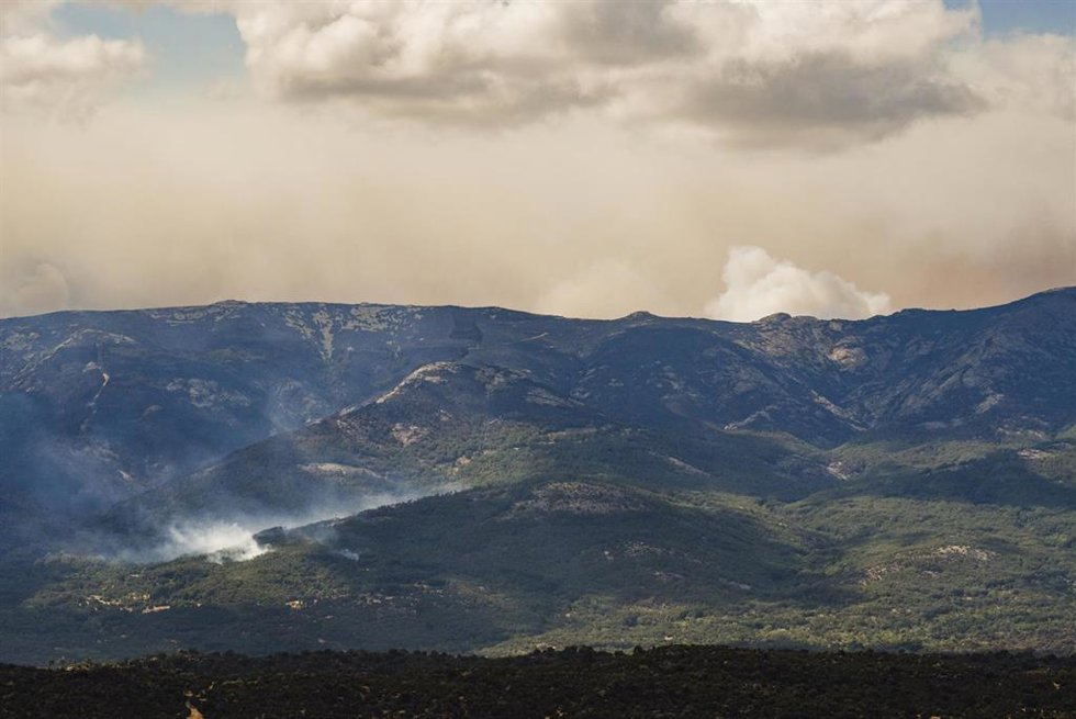 Columnas de humo del fuego forestal en Navaluenga.-ARCHIVO