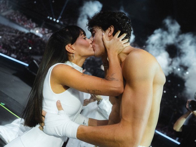 El beso de película de Aitana y Plex